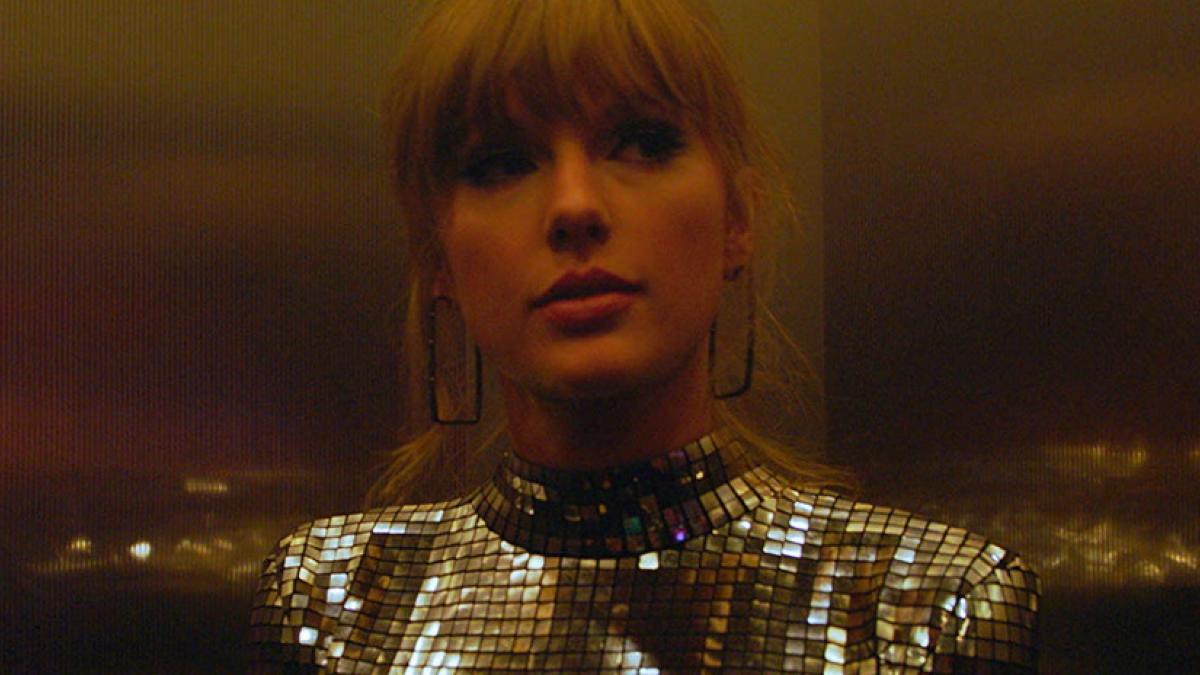 Backstage, Taylor Swift prepares to face the world in Lana Wilson's 'Miss Americana'.
